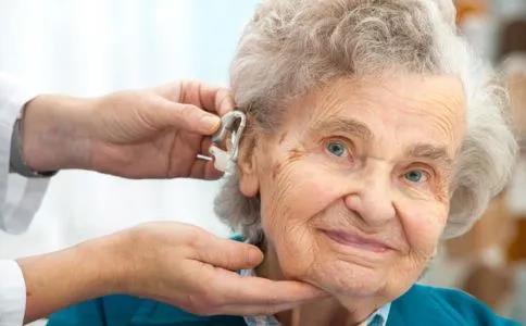 老年人听力不好要及时佩带助听器，谨防老年痴呆！